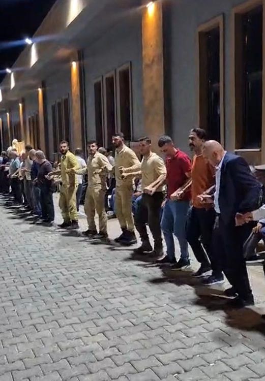 Yangını söndürdüler, iş kıyafetleriyle düğünde halay çektiler