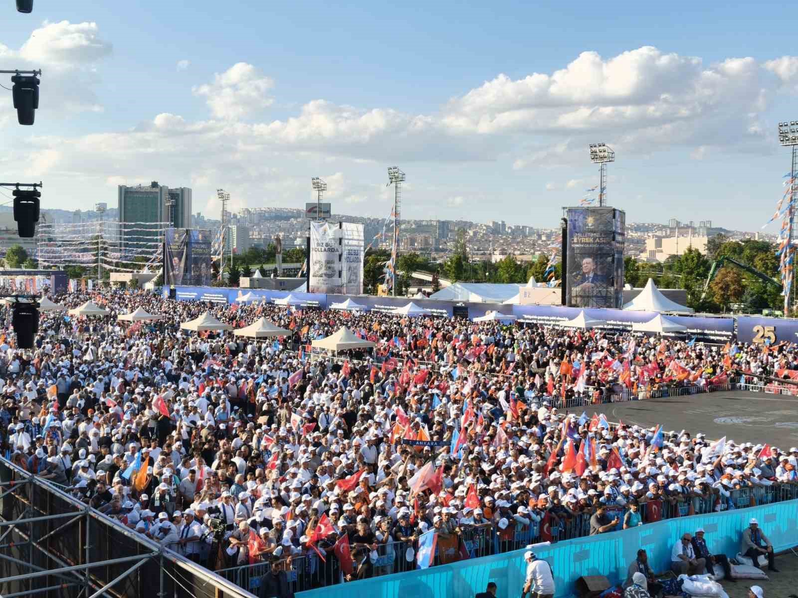 AK Parti’nin 25. yıl mitingine vatandaşlardan yoğun ilgi