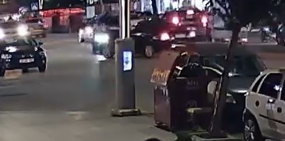 Motosiklet sürücüsü yola savruldu: Kaza anı kamerada