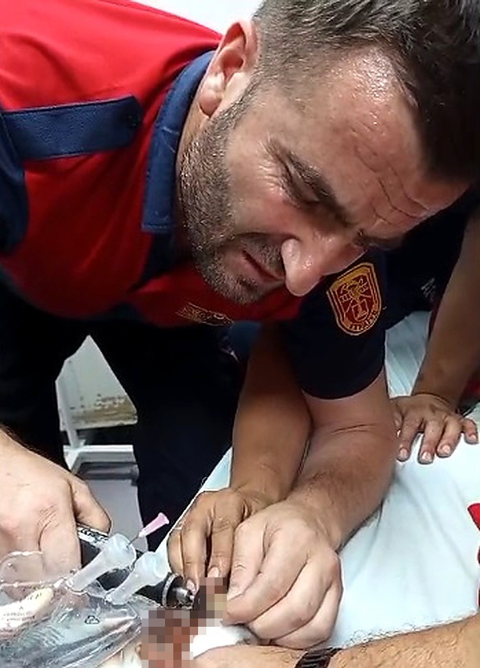 Bitlis’te parmağı çelik halkaya sıkışan çocuk itfaiye ekiplerince kurtarıldı