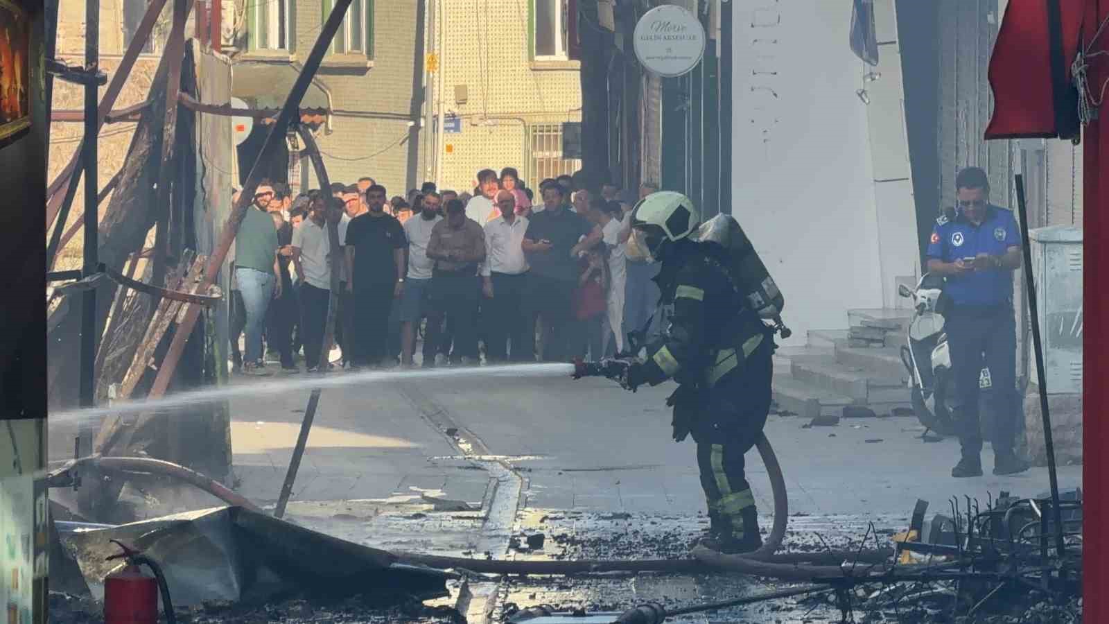 Kocaeli’de konteynerdeki yangın iki işletmeye sıçradı: Mahalleli sokağa döküldü