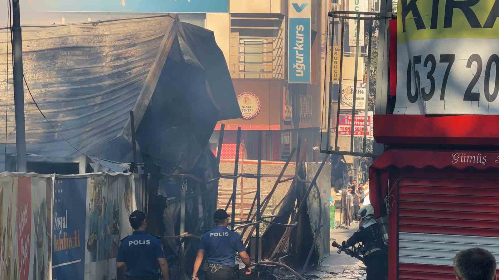 Kocaeli’de konteynerdeki yangın iki işletmeye sıçradı: Mahalleli sokağa döküldü
