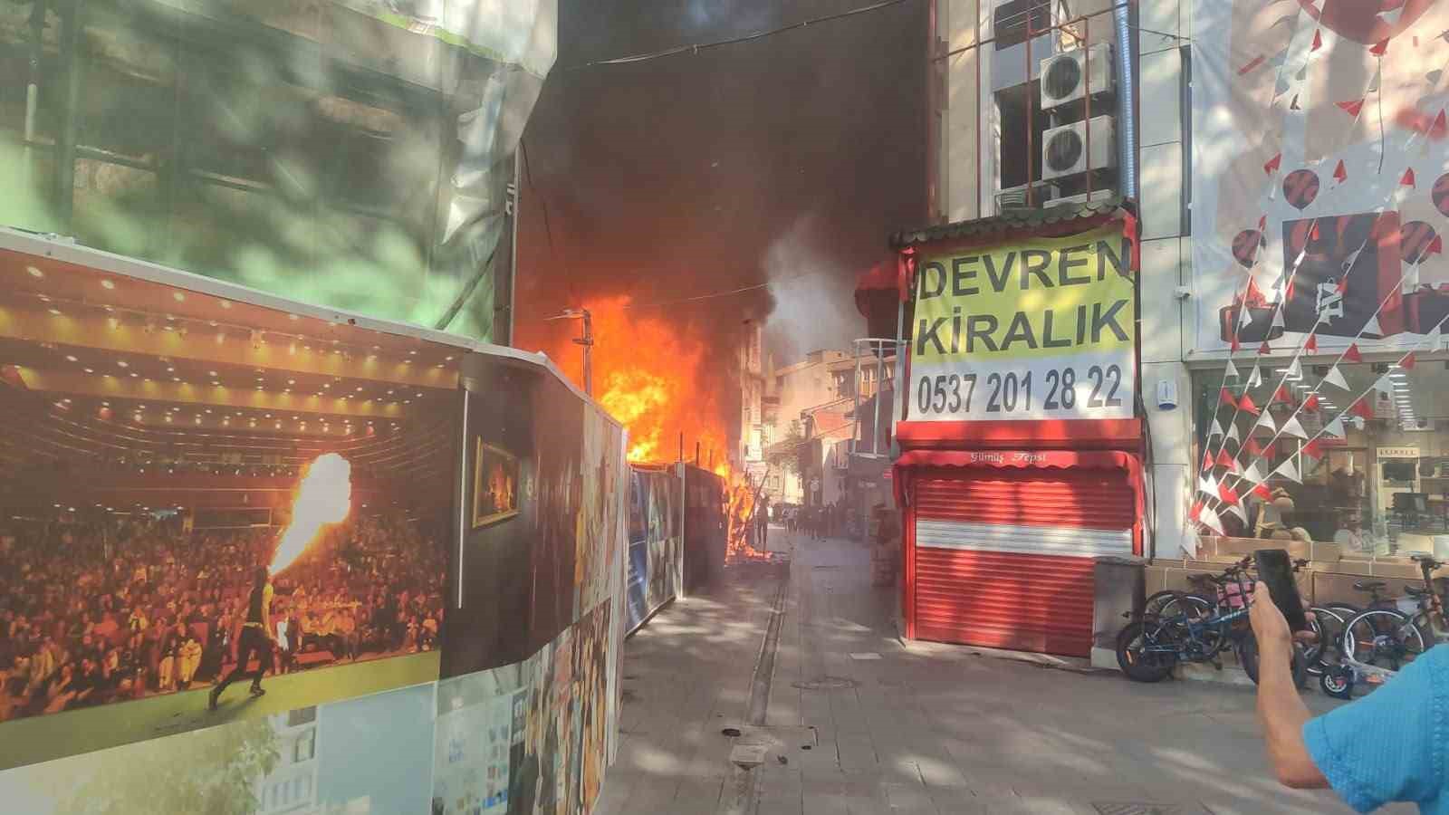 Kocaeli’de konteynerdeki yangın iki işletmeye sıçradı: Mahalleli sokağa döküldü