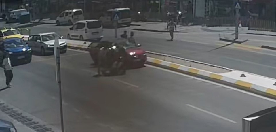 Edirne’de otomobilin çarptığı yaya yaralandı: Kaza anı kamerada