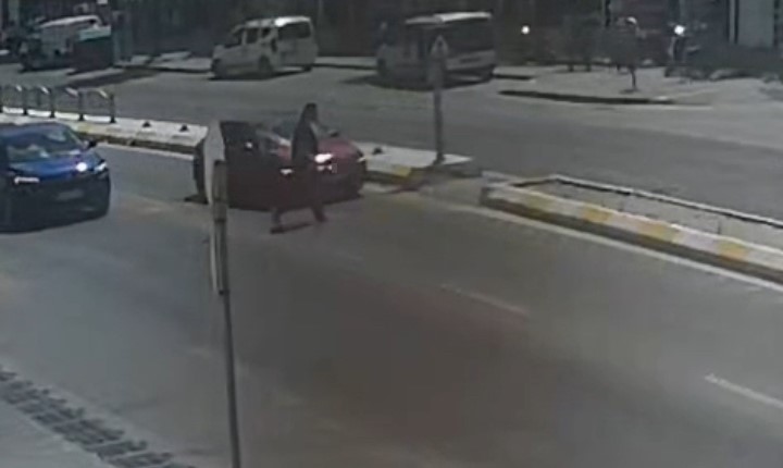 Edirne’de otomobilin çarptığı yaya yaralandı: Kaza anı kamerada