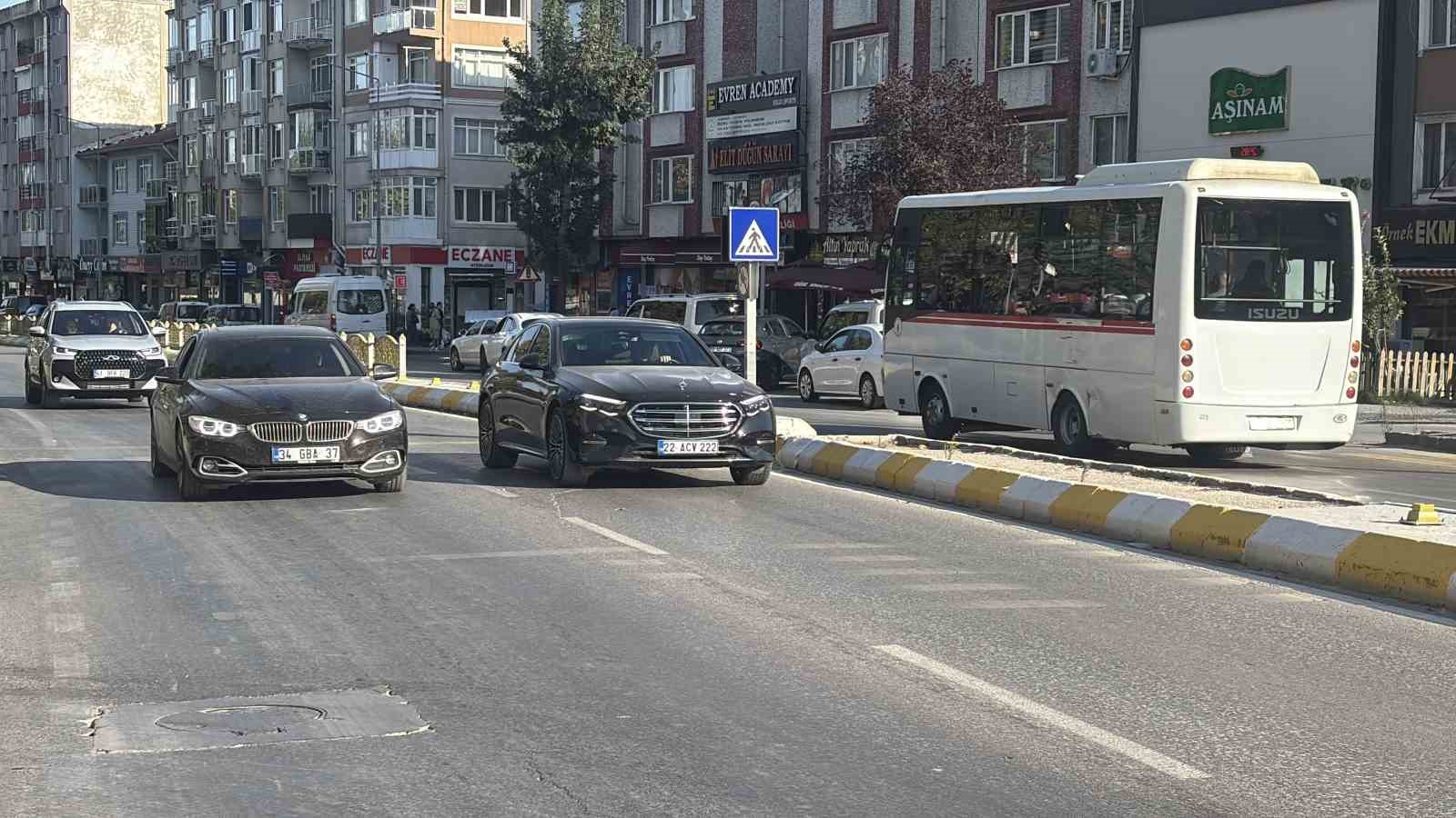 Edirne’de otomobilin çarptığı yaya yaralandı: Kaza anı kamerada
