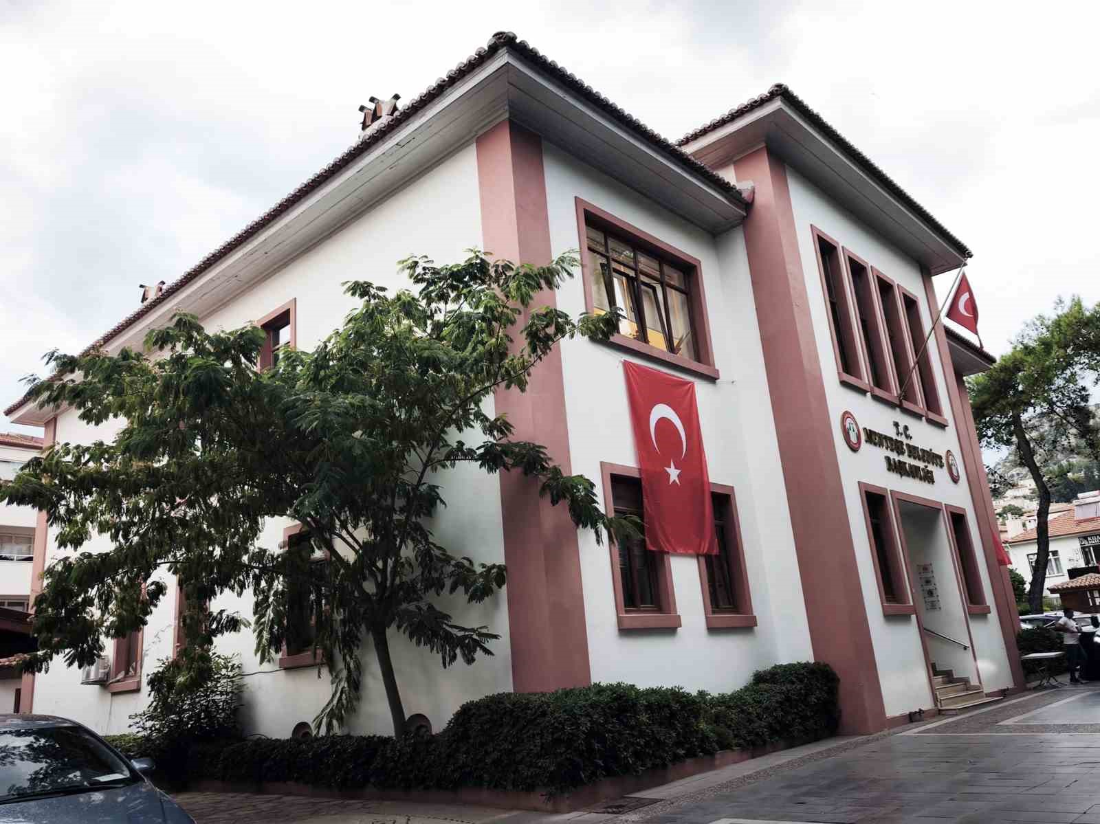 Muğla’nın 100 yıllık tarihi belediye binası vakıflara geçiyor