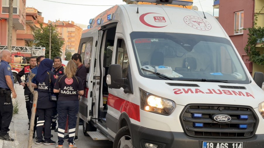 5 katlı binanın çatısında intihar girişiminde bulunan şahsı polis ikna etti