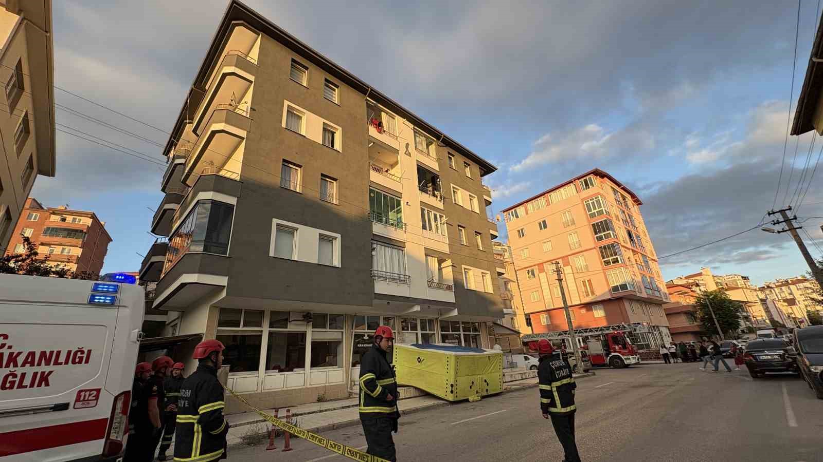 5 katlı binanın çatısında intihar girişiminde bulunan şahsı polis ikna etti