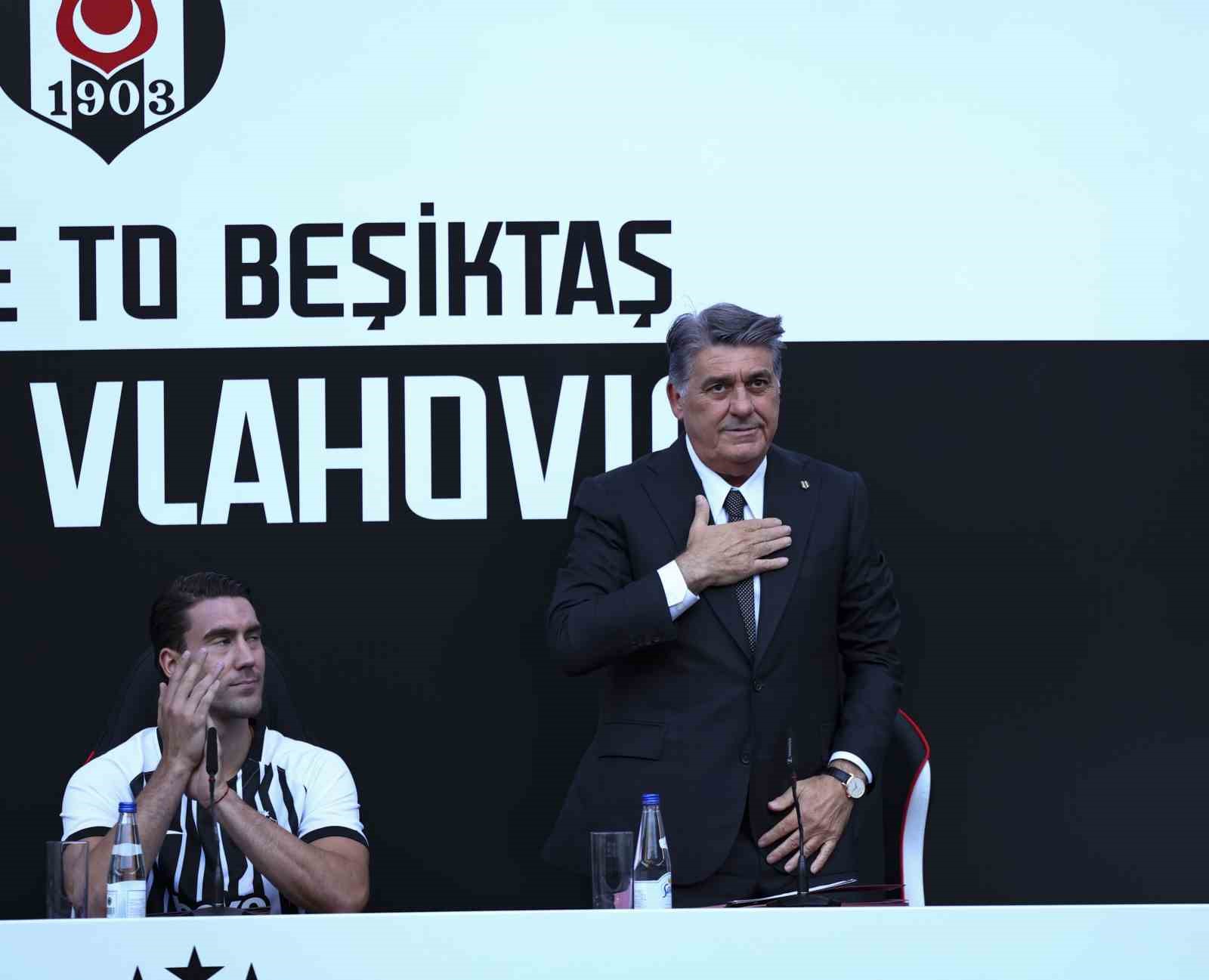 Dusan Vlahovic, yaklaşık 20 bin taraftarın önünde imzayı attı