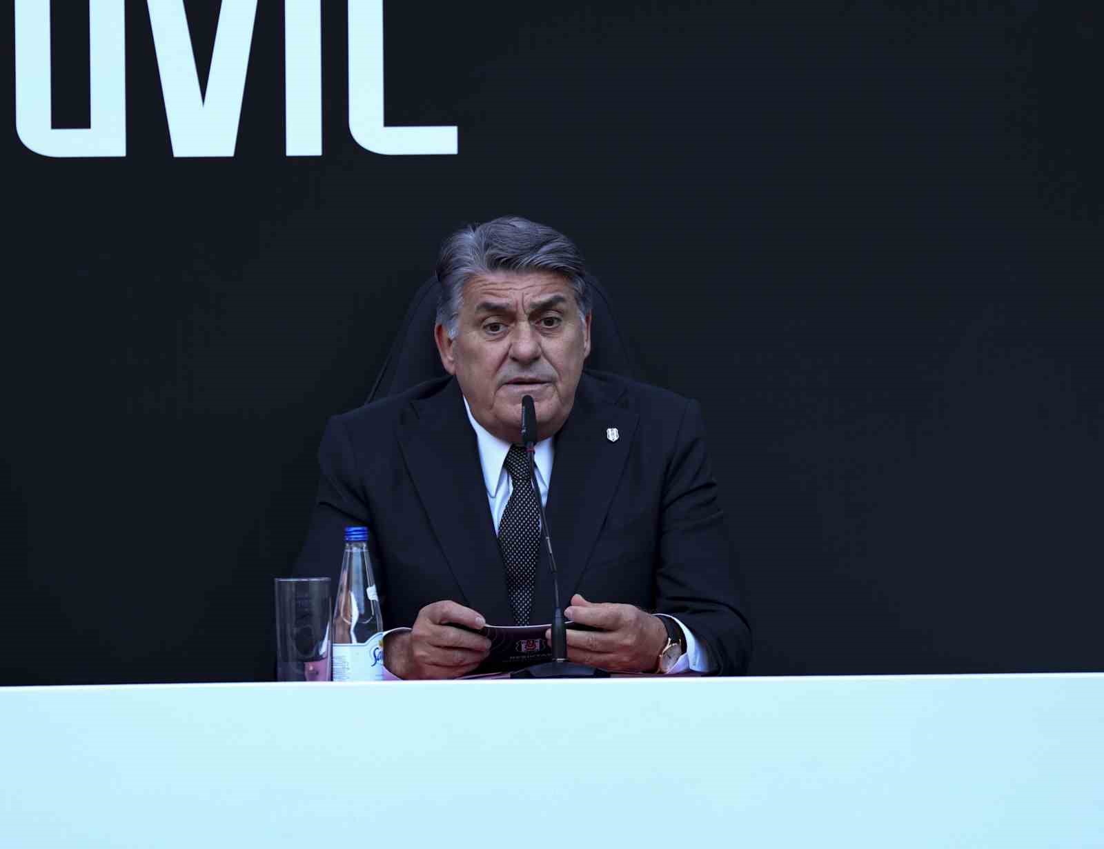 Dusan Vlahovic, yaklaşık 20 bin taraftarın önünde imzayı attı