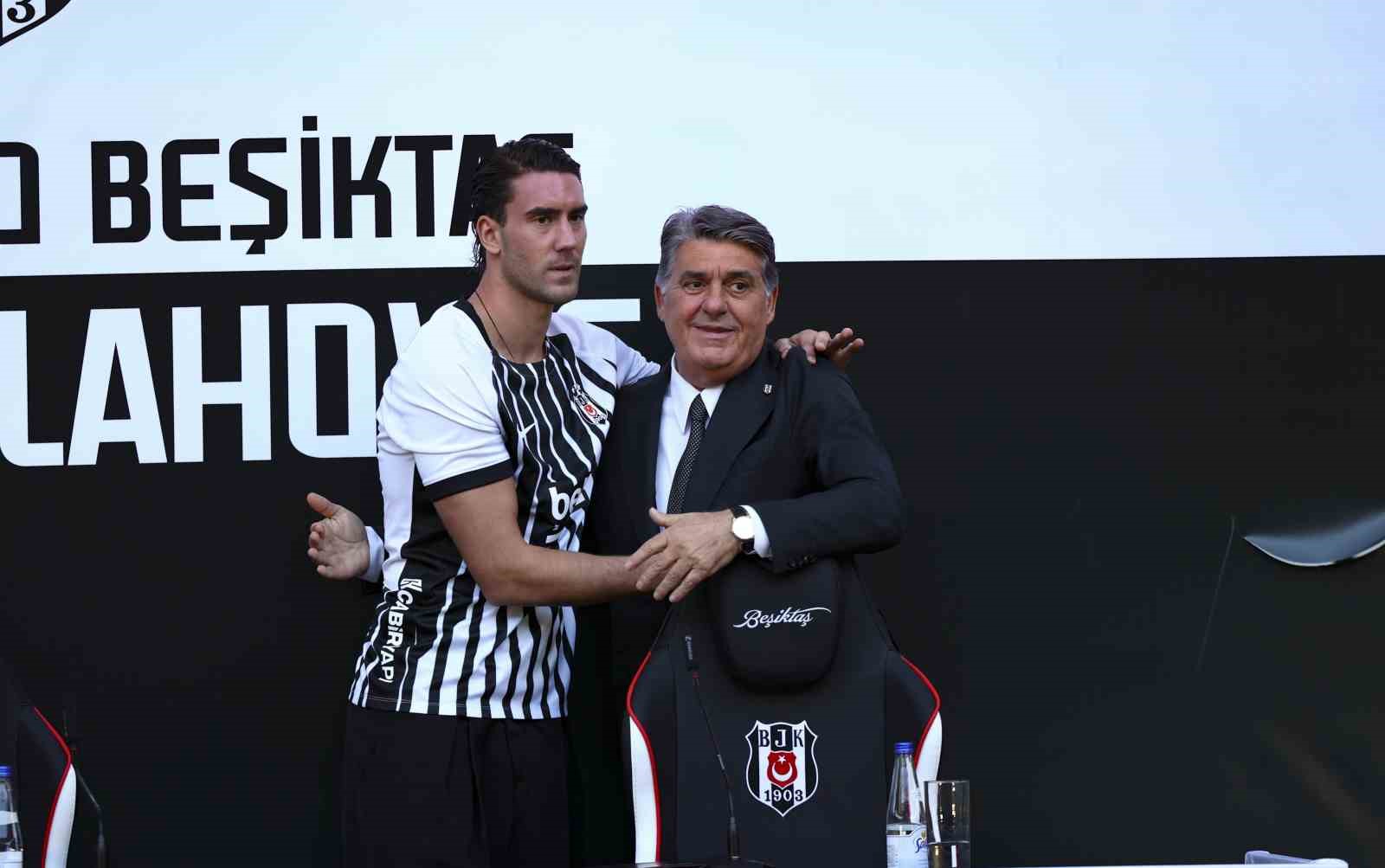 Dusan Vlahovic, yaklaşık 20 bin taraftarın önünde imzayı attı