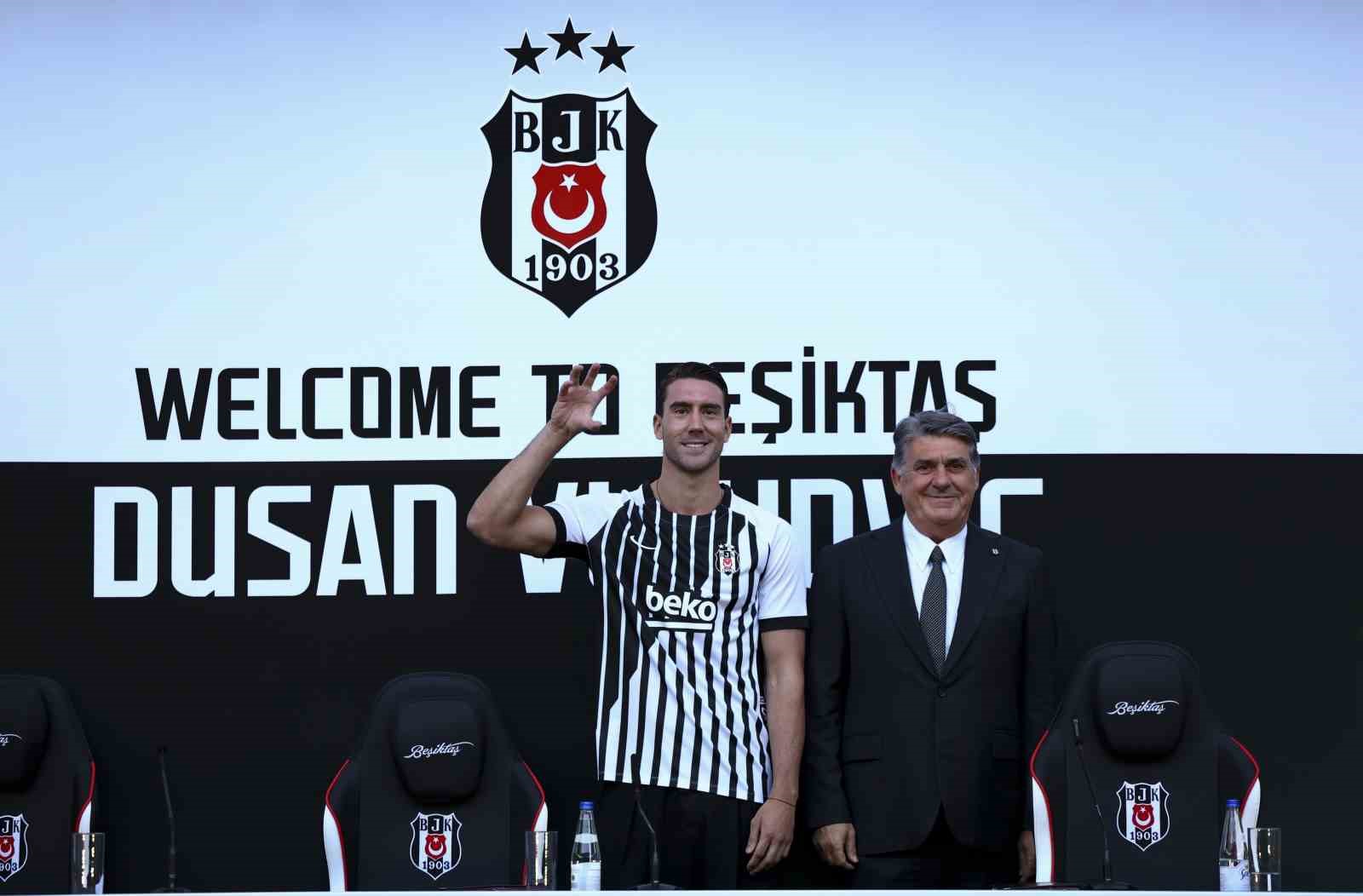 Dusan Vlahovic, yaklaşık 20 bin taraftarın önünde imzayı attı