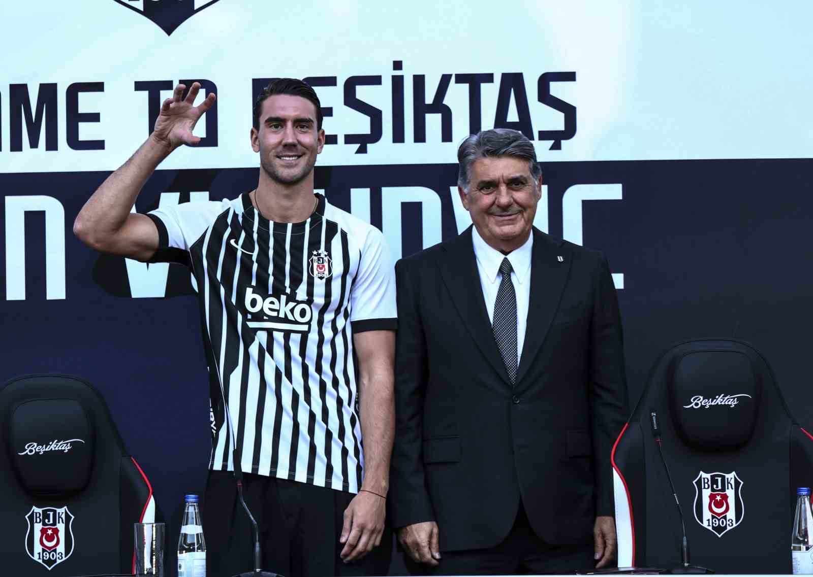 Dusan Vlahovic, yaklaşık 20 bin taraftarın önünde imzayı attı