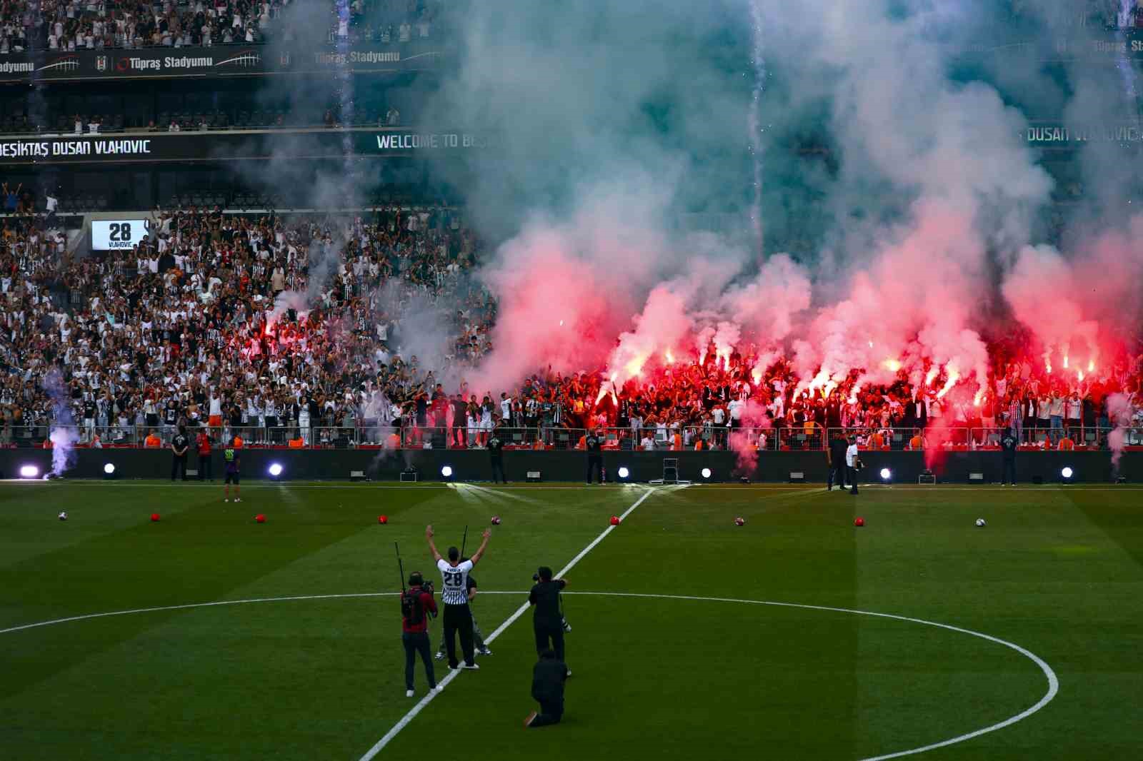 Dusan Vlahovic, yaklaşık 20 bin taraftarın önünde imzayı attı