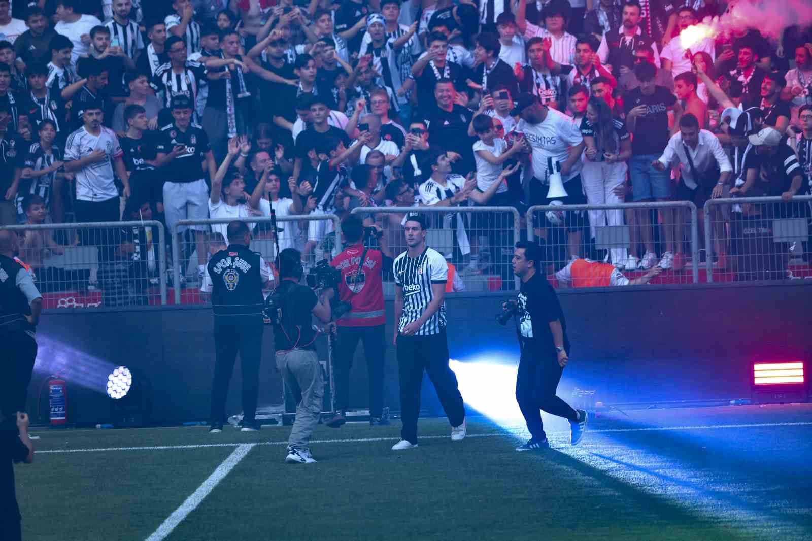 Dusan Vlahovic, yaklaşık 20 bin taraftarın önünde imzayı attı
