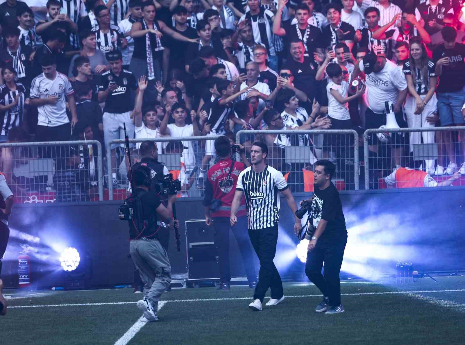 Dusan Vlahovic, yaklaşık 20 bin taraftarın önünde imzayı attı