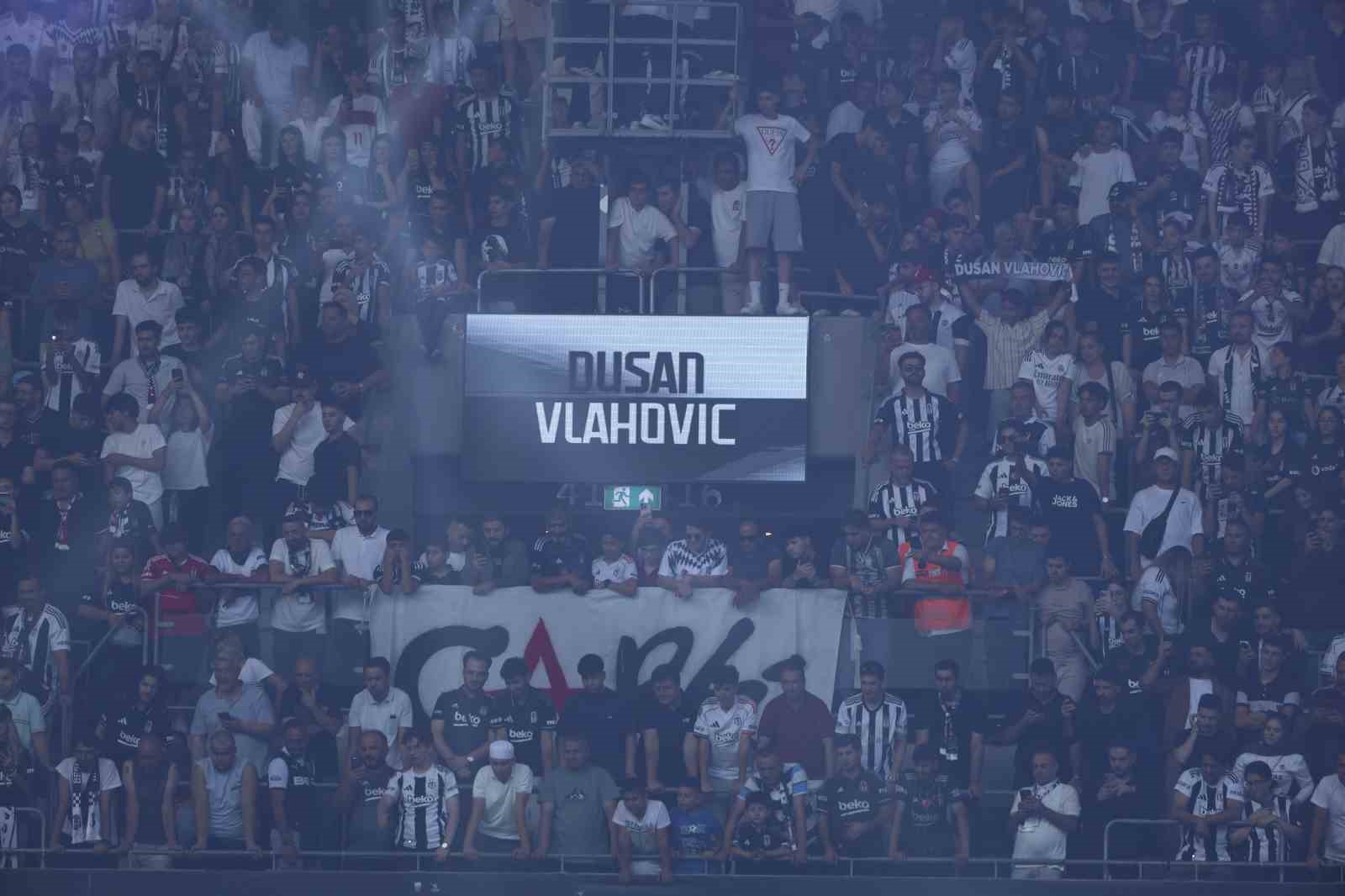 Dusan Vlahovic, yaklaşık 20 bin taraftarın önünde imzayı attı