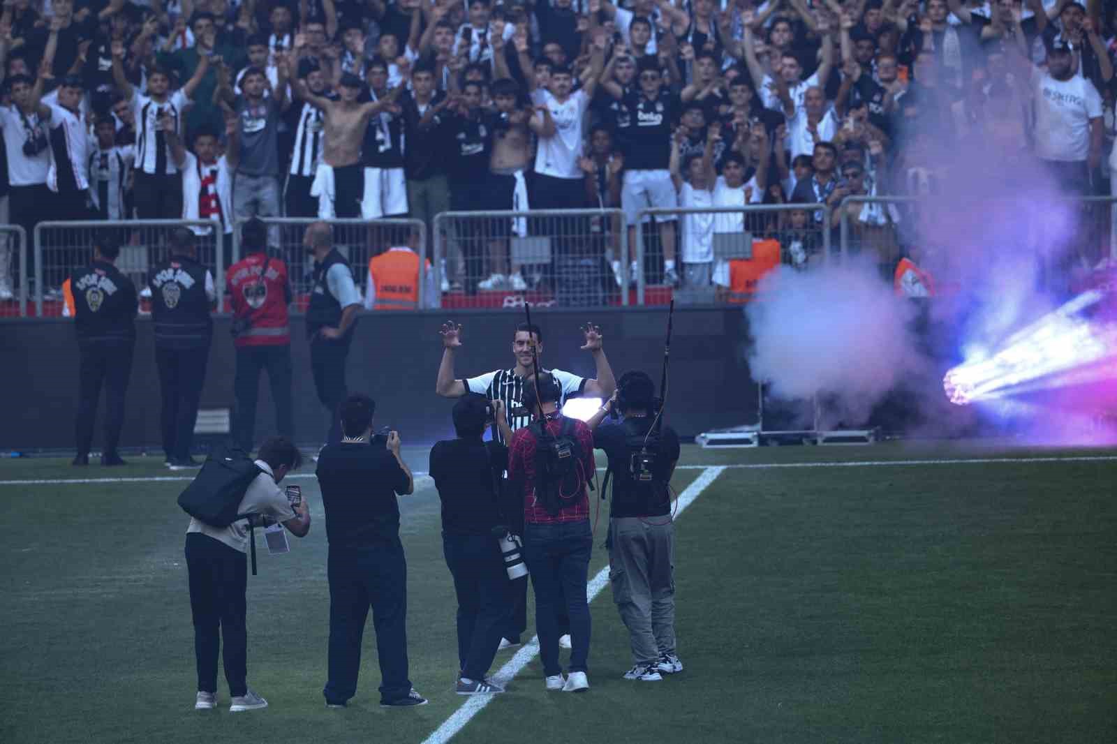 Dusan Vlahovic, yaklaşık 20 bin taraftarın önünde imzayı attı