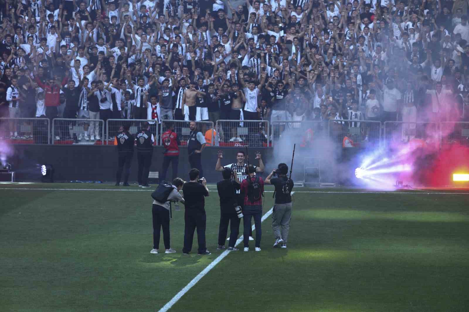 Dusan Vlahovic, yaklaşık 20 bin taraftarın önünde imzayı attı