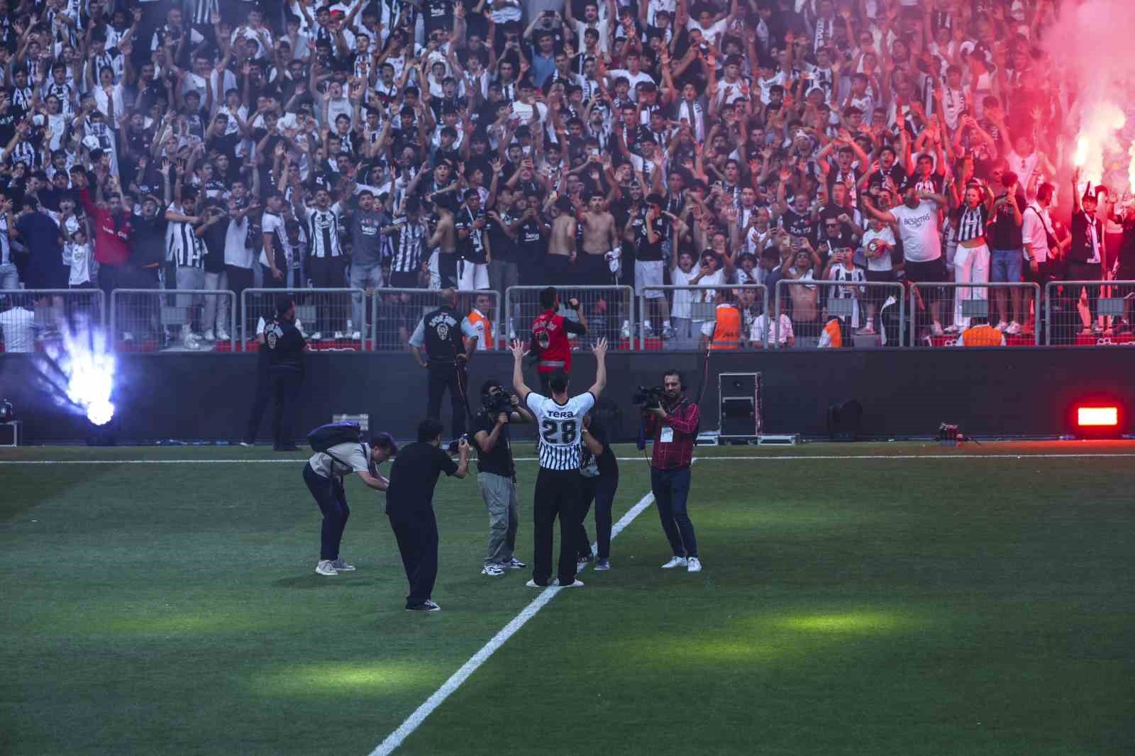 Dusan Vlahovic, yaklaşık 20 bin taraftarın önünde imzayı attı