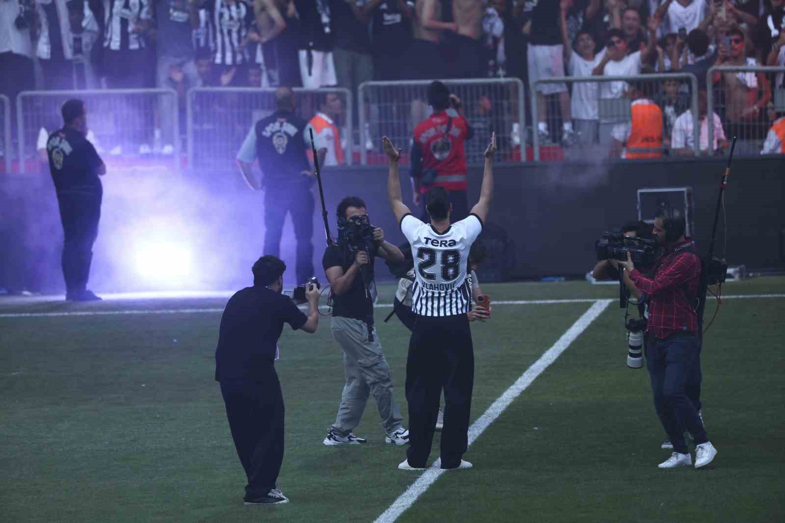 Dusan Vlahovic, yaklaşık 20 bin taraftarın önünde imzayı attı
