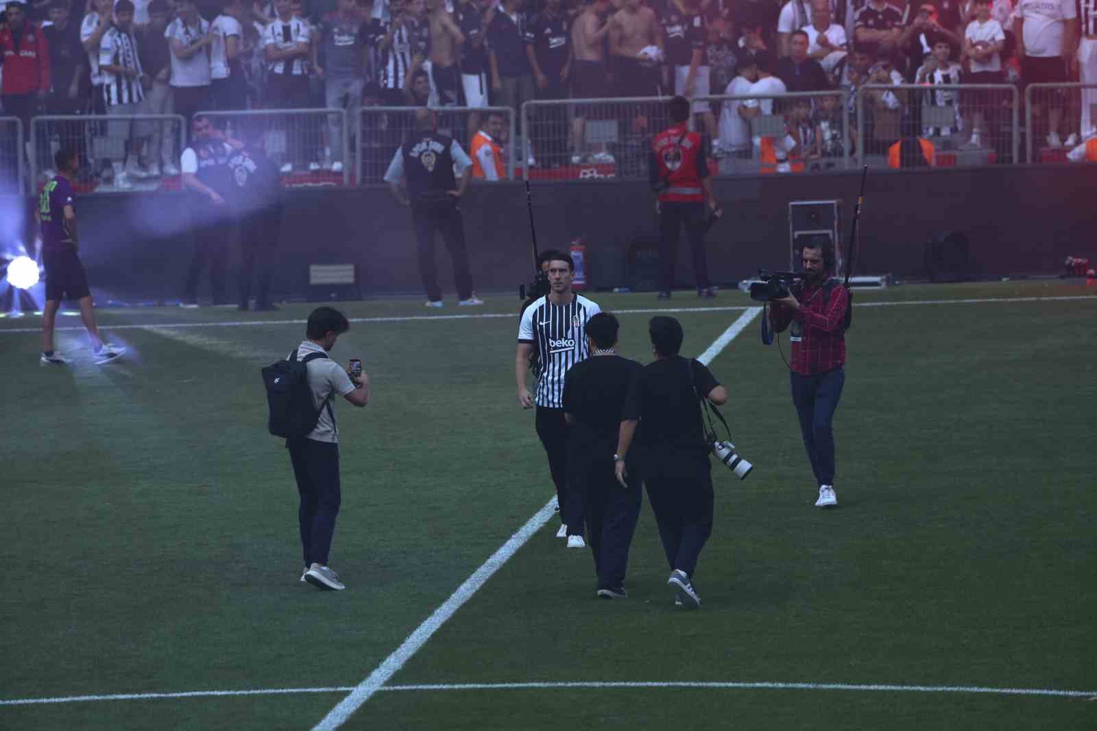 Dusan Vlahovic, yaklaşık 20 bin taraftarın önünde imzayı attı