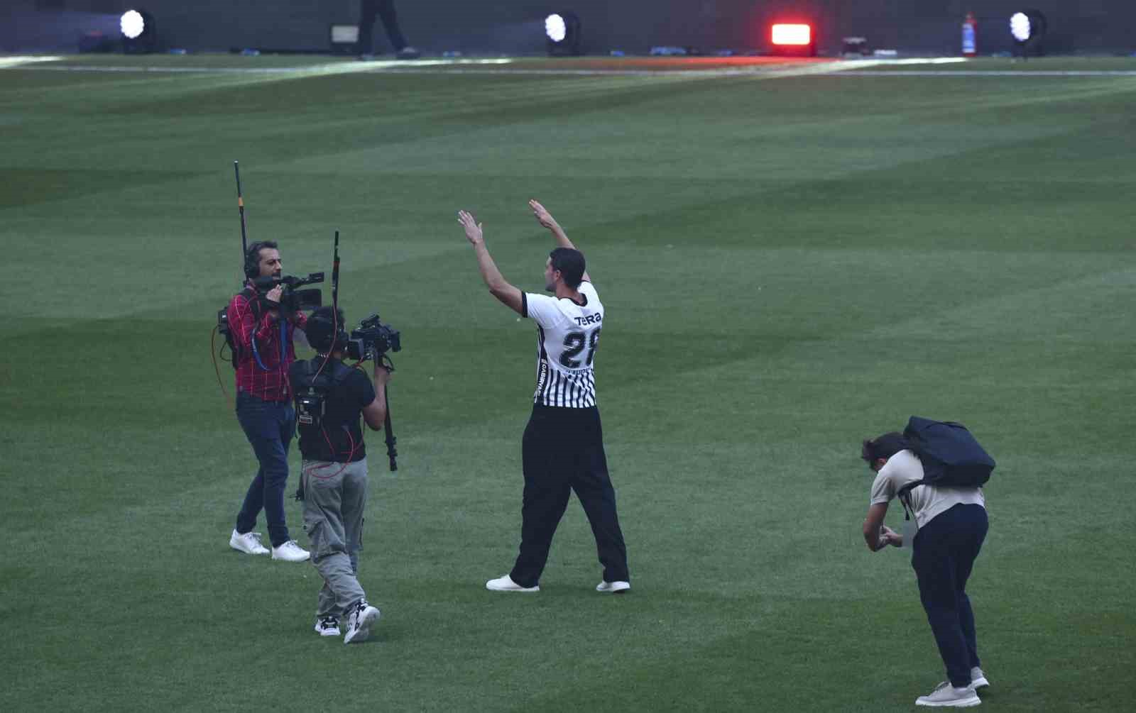 Dusan Vlahovic, yaklaşık 20 bin taraftarın önünde imzayı attı