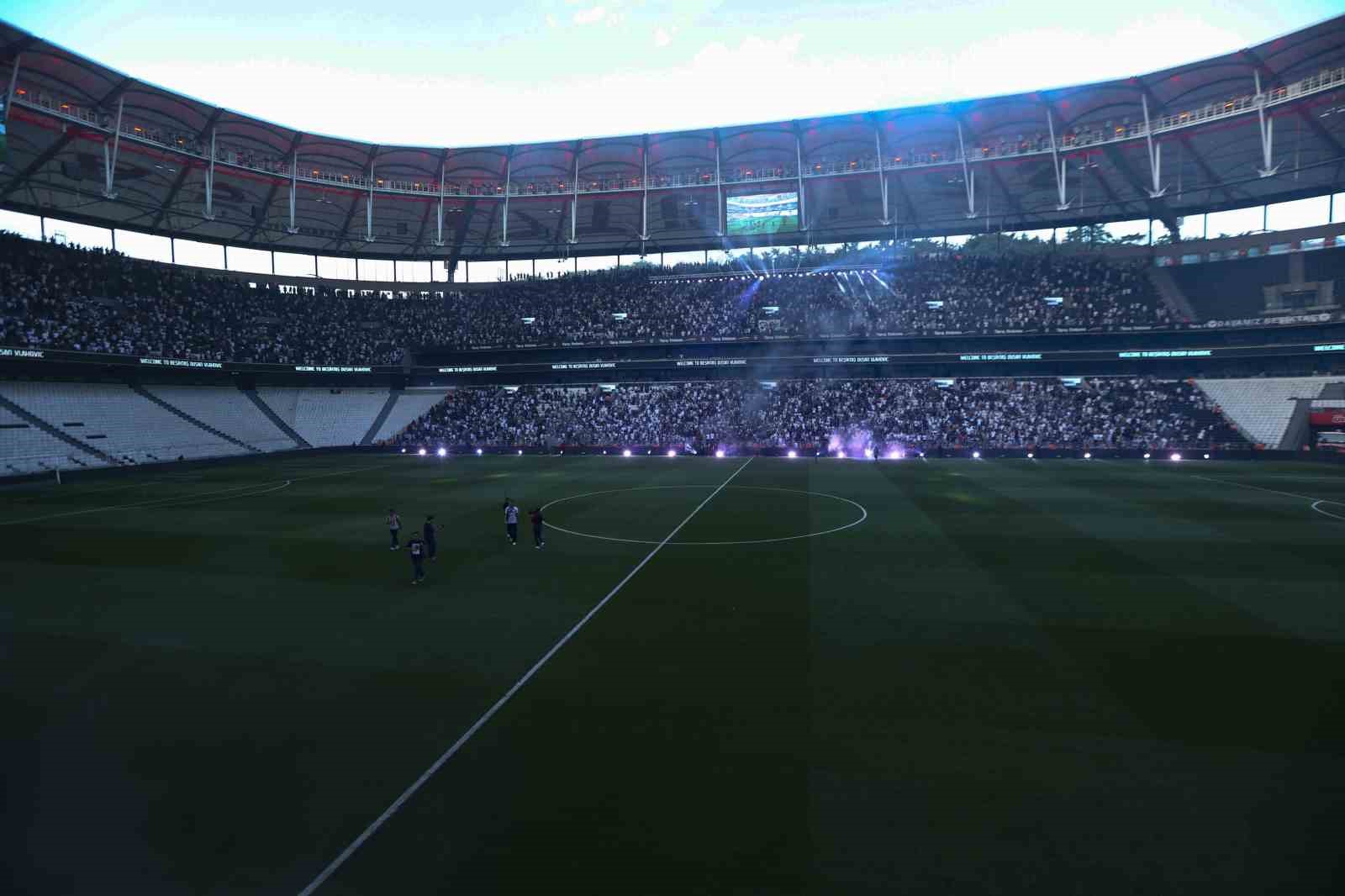 Dusan Vlahovic, yaklaşık 20 bin taraftarın önünde imzayı attı