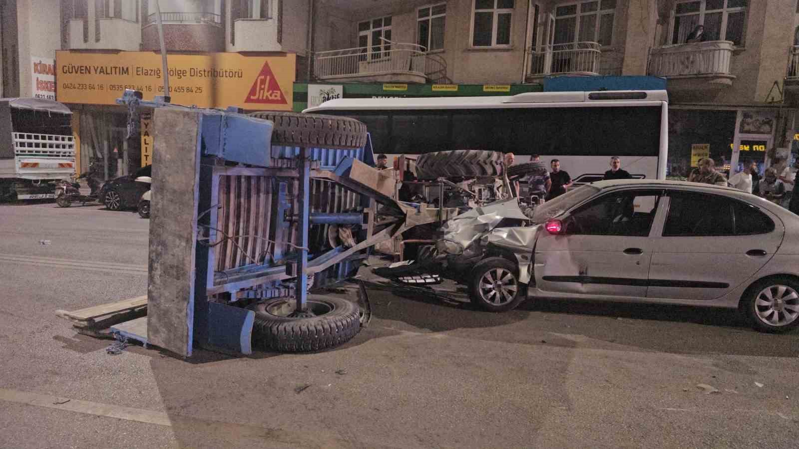 Elazığ’da otomobil ile traktör çarpıştı: 5 yaralı
