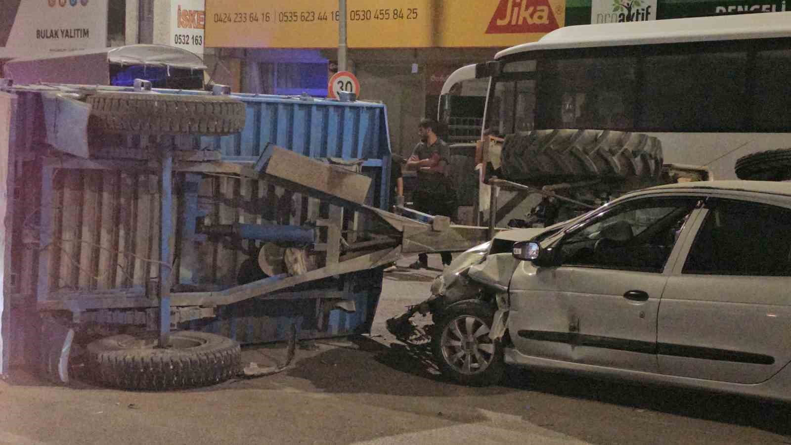 Elazığ’da otomobil ile traktör çarpıştı: 5 yaralı