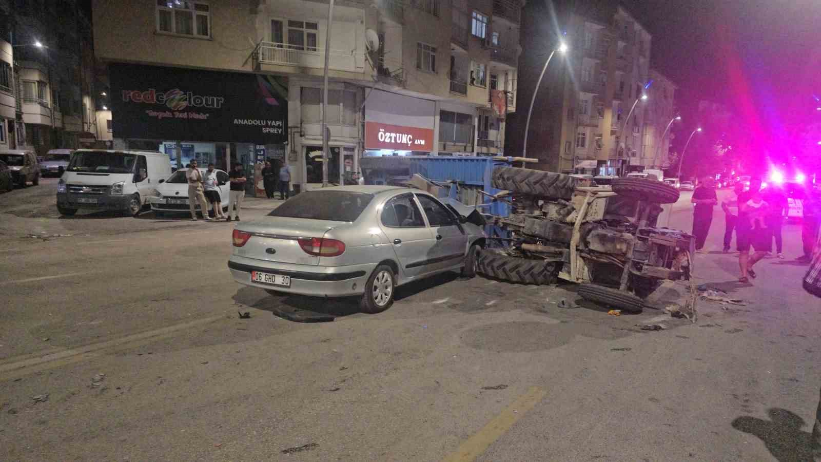 Elazığ’da otomobil ile traktör çarpıştı: 5 yaralı