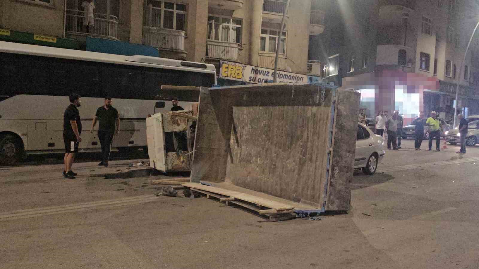 Elazığ’da otomobil ile traktör çarpıştı: 5 yaralı