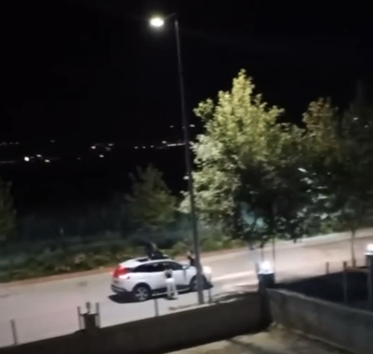 İki kadının seyir halindeki otomobilin üstünde tehlikeli yolculuğu kamerada
