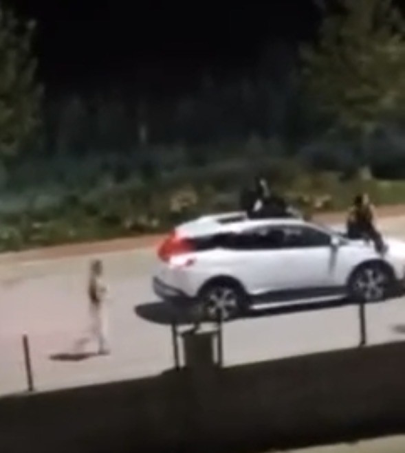 İki kadının seyir halindeki otomobilin üstünde tehlikeli yolculuğu kamerada