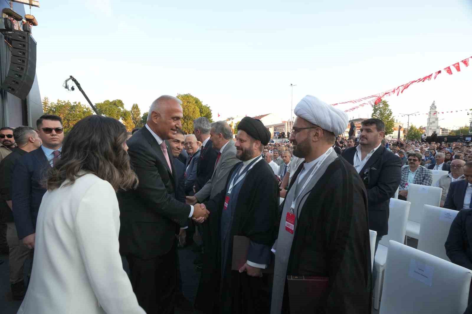 Bakan Ersoy: "İnsanlığa gereken reçete açıktır: ‘Bir olalım, iri olalım, diri olalım’"