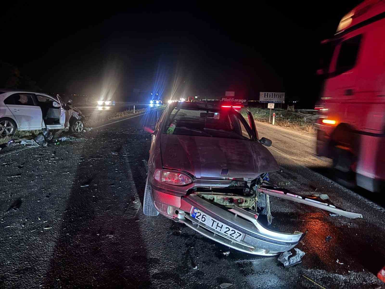 Eskişehir-Ankara yolunda iki otomobil çarpıştı: 5 yaralı
