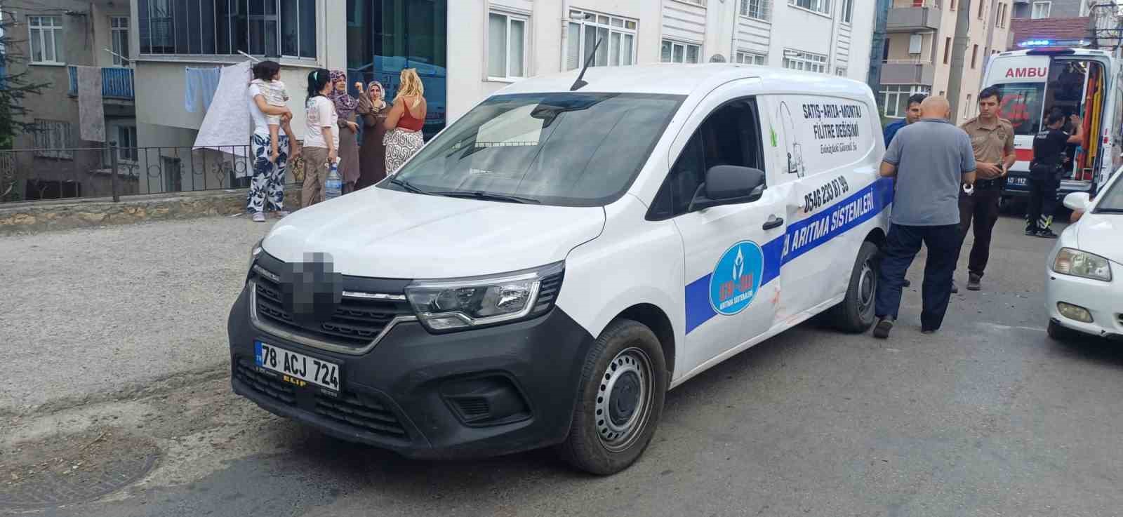 Hafif ticari araç elektrikli motosikletle çarpıştı: 5 yaralı
