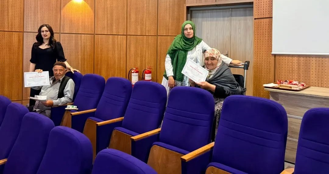 Diyabet Okulu’nda eğitim alan hastalara diplomaları verildi