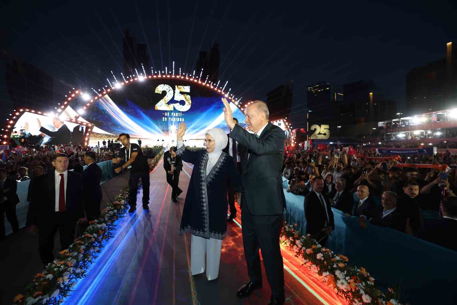 Cumhurbaşkanı Erdoğan: "Allah ömür ve sağlık verirse daha nice yıllar Türkiye’ye hizmet mücadelesi içinde olacağım"
