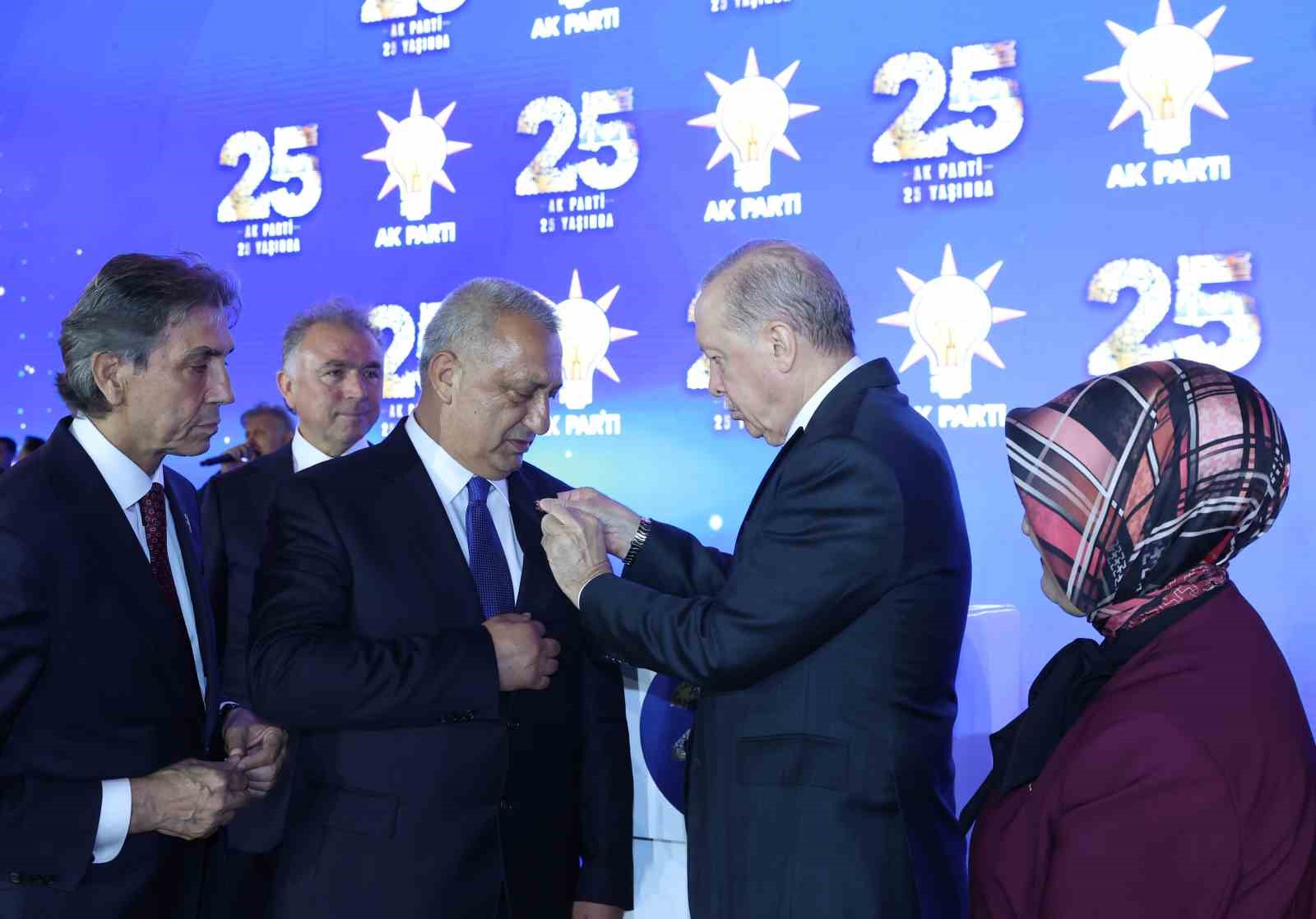Cumhurbaşkanı Erdoğan: "Allah ömür ve sağlık verirse daha nice yıllar Türkiye’ye hizmet mücadelesi içinde olacağım"