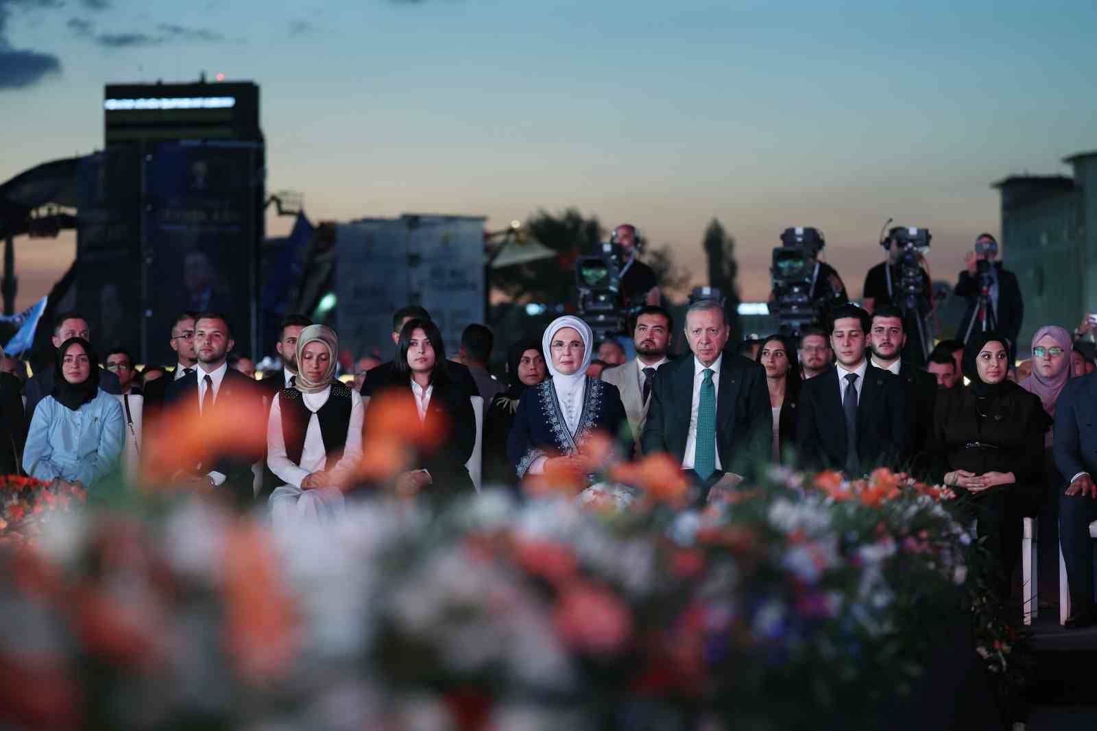 Cumhurbaşkanı Erdoğan: "Allah ömür ve sağlık verirse daha nice yıllar Türkiye’ye hizmet mücadelesi içinde olacağım"