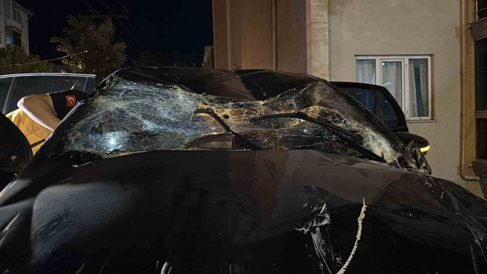 Edirne’de takla atan otomobilde bir kişinin parmağı koptu, ekipler kopan parmağı bulmak için seferber oldu