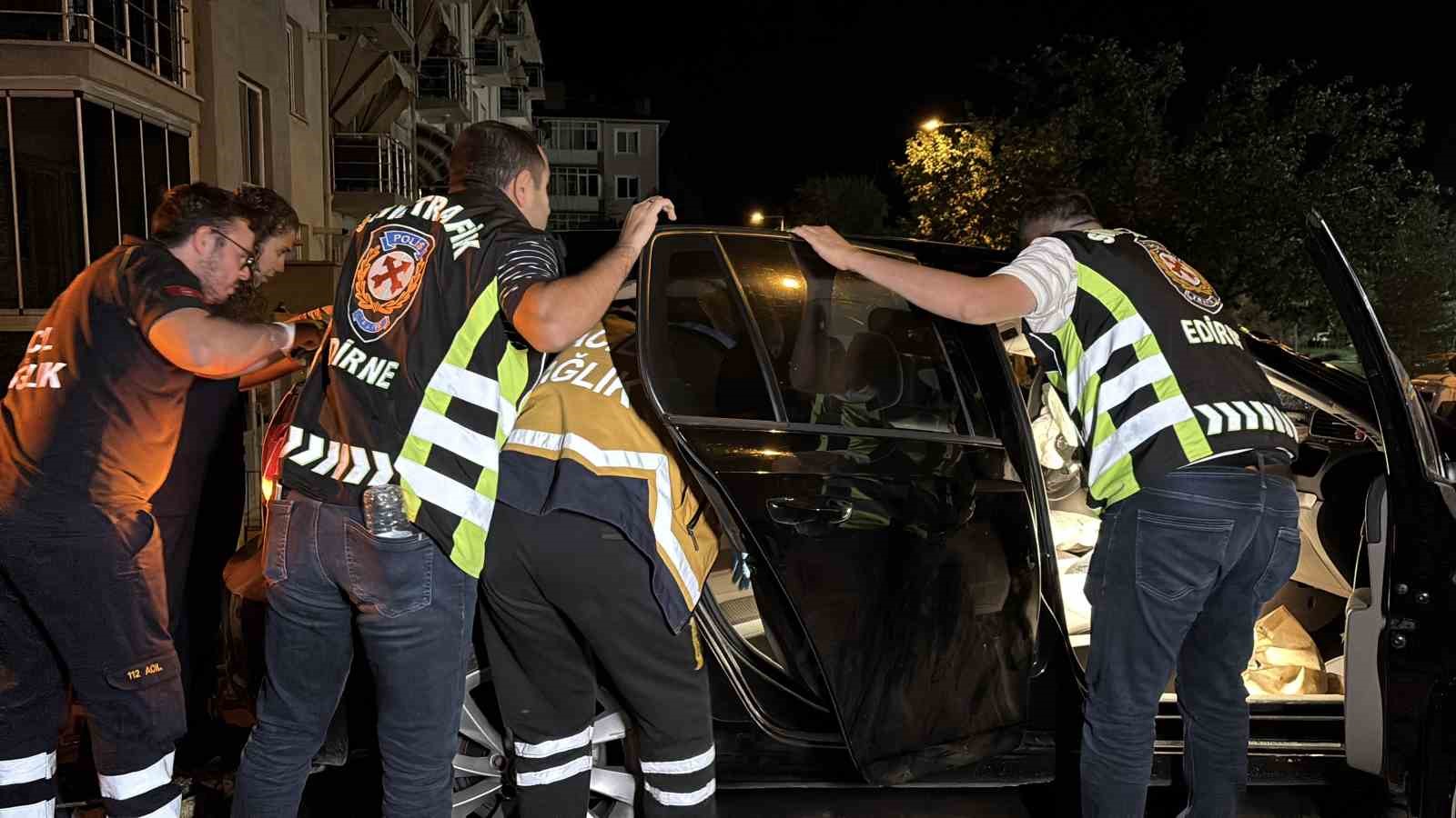 Edirne’de takla atan otomobilde bir kişinin parmağı koptu, ekipler kopan parmağı bulmak için seferber oldu