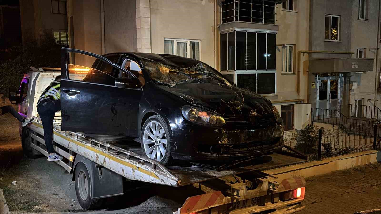 Edirne’de takla atan otomobilde bir kişinin parmağı koptu, ekipler kopan parmağı bulmak için seferber oldu
