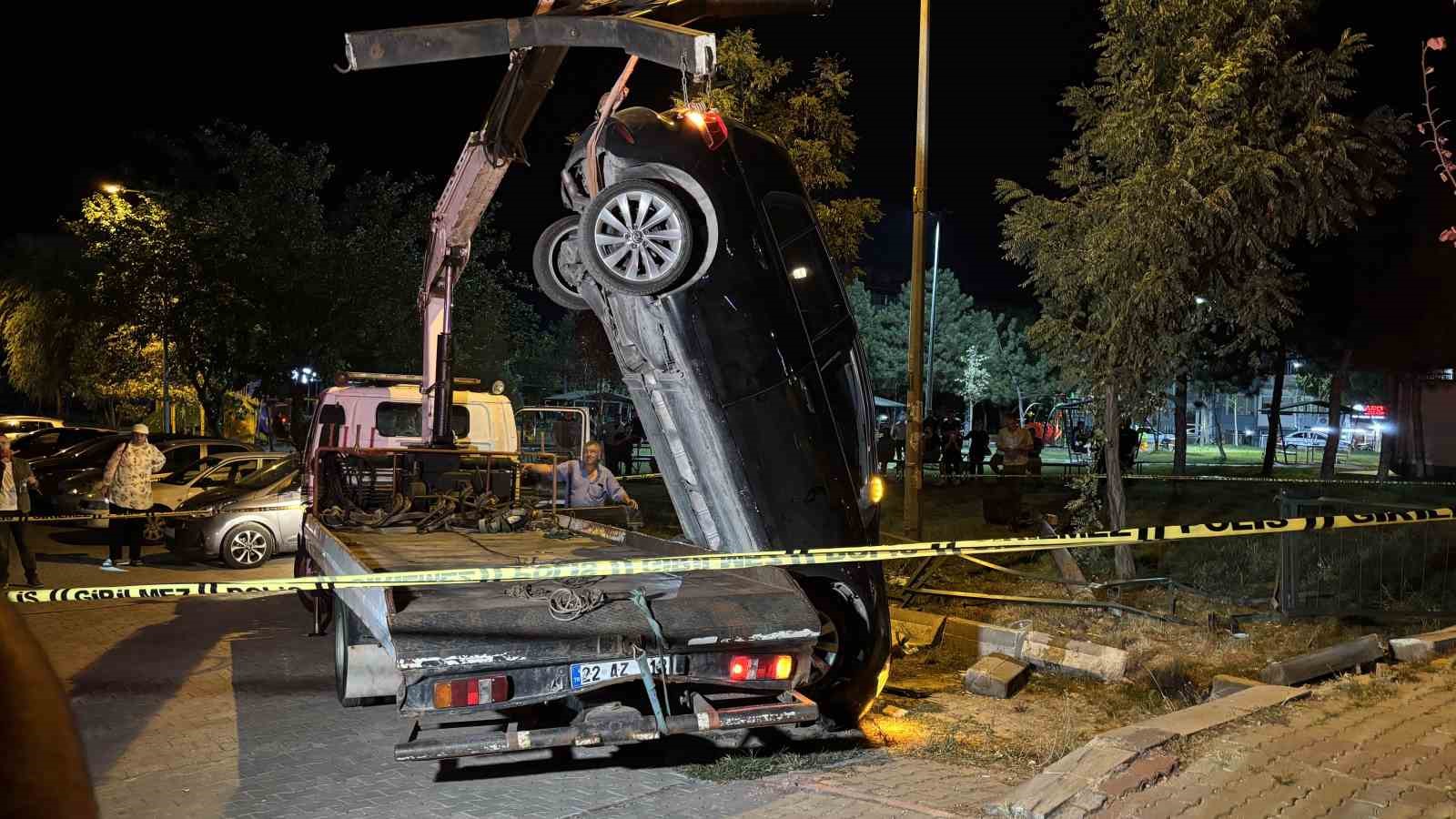 Edirne’de takla atan otomobilde bir kişinin parmağı koptu, ekipler kopan parmağı bulmak için seferber oldu