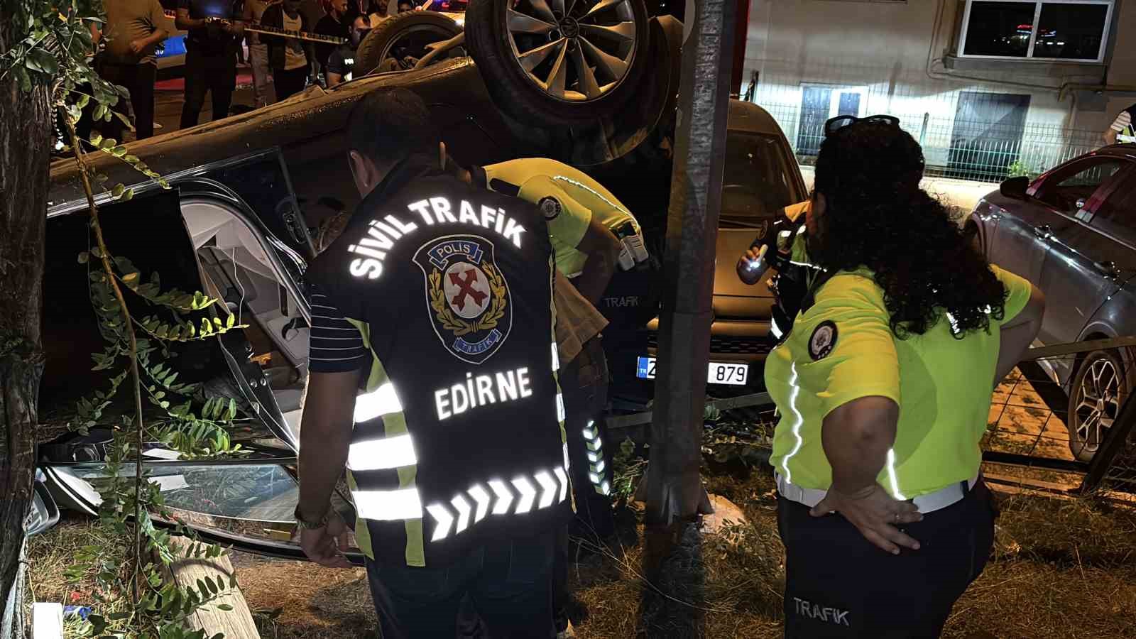 Edirne’de takla atan otomobilde bir kişinin parmağı koptu, ekipler kopan parmağı bulmak için seferber oldu