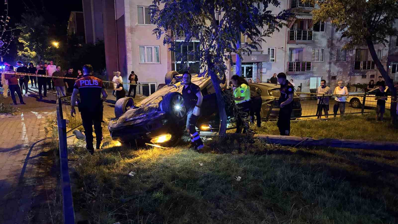 Edirne’de takla atan otomobilde bir kişinin parmağı koptu, ekipler kopan parmağı bulmak için seferber oldu