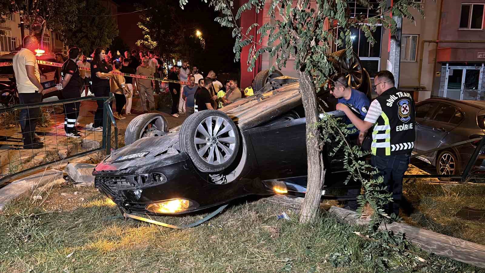 Edirne’de takla atan otomobilde bir kişinin parmağı koptu, ekipler kopan parmağı bulmak için seferber oldu