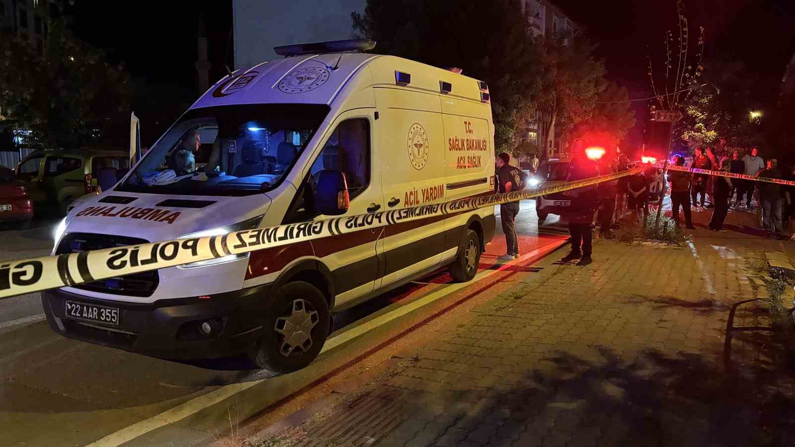 Edirne’de takla atan otomobilde bir kişinin parmağı koptu, ekipler kopan parmağı bulmak için seferber oldu